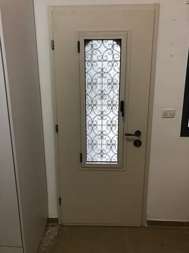 דלת עם חלון נפתח