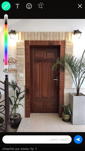 דלת מעץ מהגוני