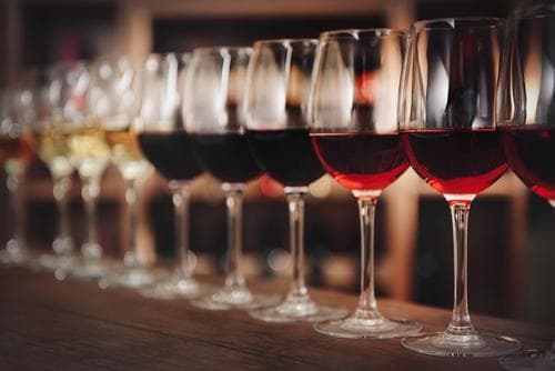 כוסות עם יין מסוגים שונים